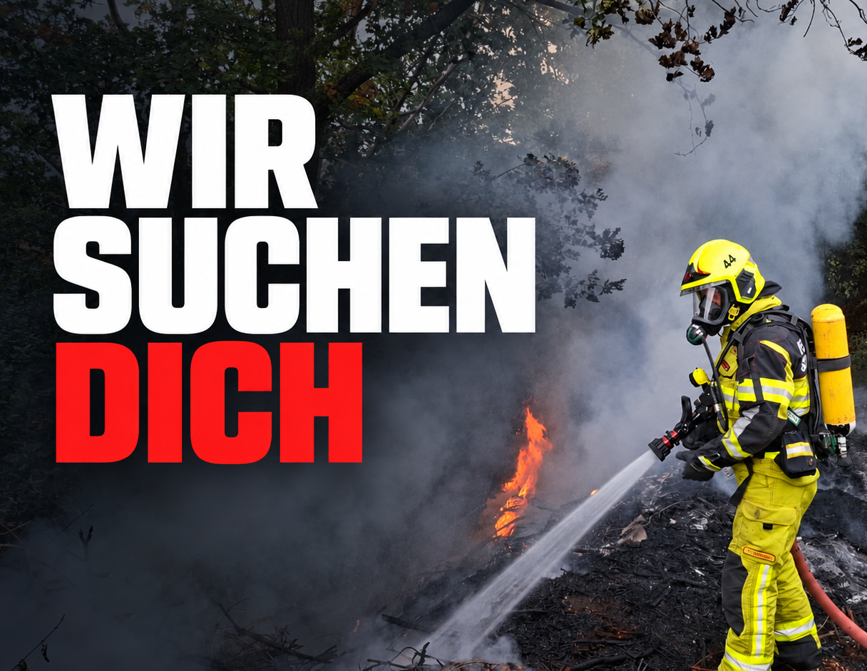 Wir suchen dich – Feuerwehrmann mit Atemschutz beim Löschen eines Feuers.